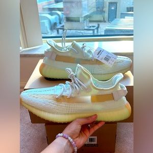 Yeezy Boost 350 V2 Hyperspace size US 11.5M